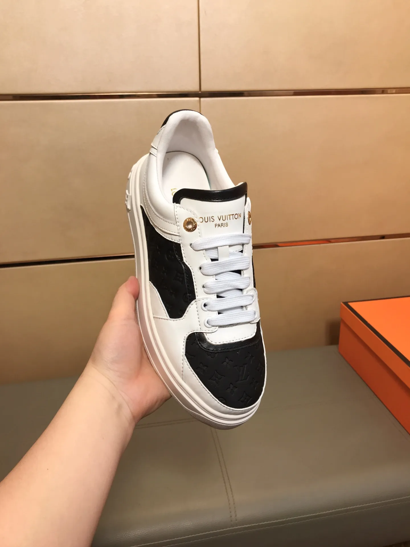 Ex-factory price 400 🔥🔥 New model on the market [LV Louis Vuitton] The latest high-quality men's casual shoes, European and American trends 🔰 Perfectly blend noble quality and fashionable texture 💋💋 The upper is made of imported cowhide + brand embossing, sheepskin lining, the overall fashion personality is set off to set off your uniqueness! Classic style, cool and stylish trendy male image🌹 38-44👣